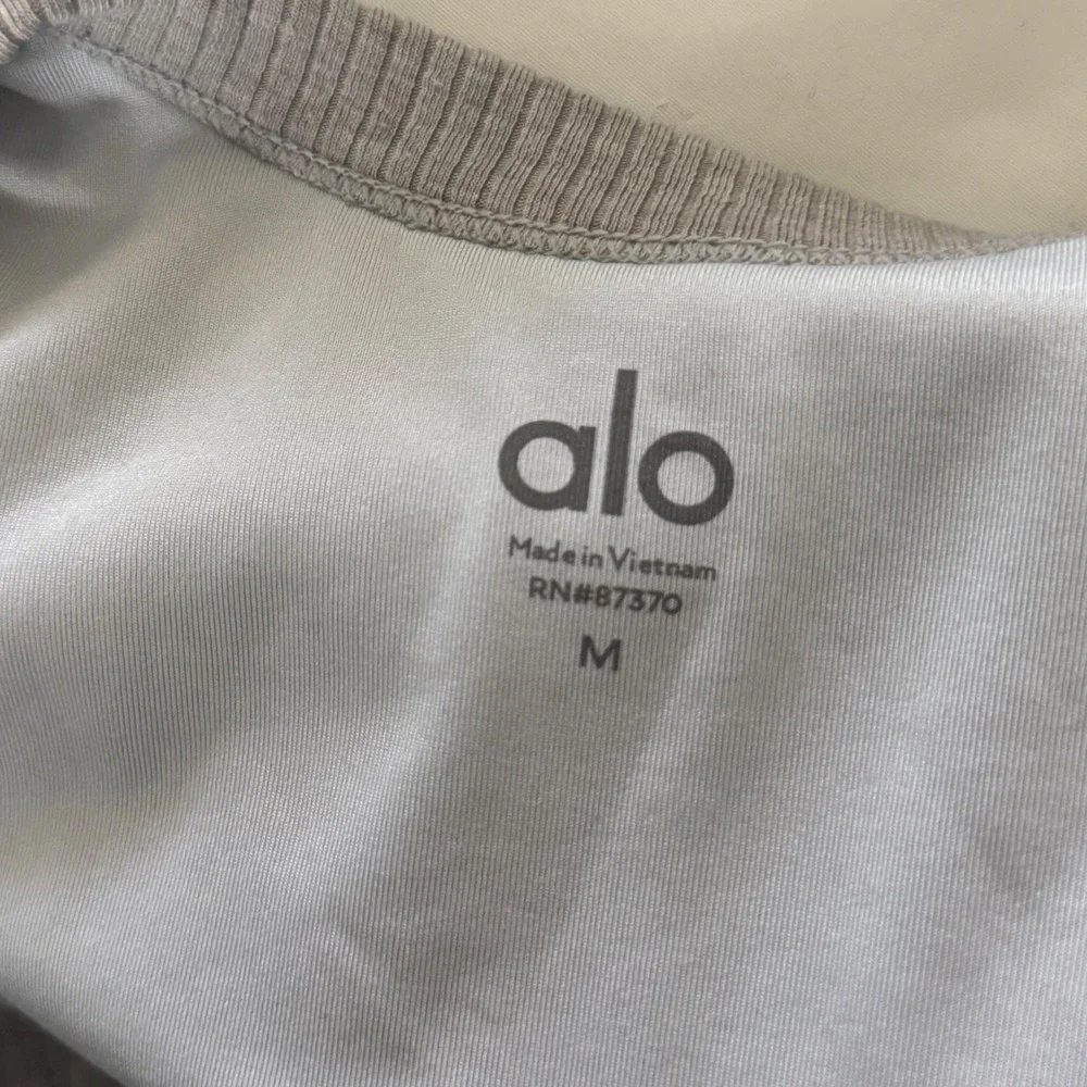 Alo Yoga‎ Wellness Bra in Dove Gray Heather Ribbed Scoop Neck - Medium